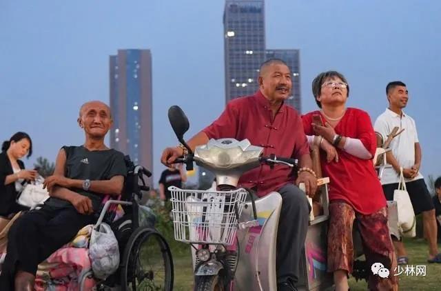 日出嵩山坳·重聚少林寺