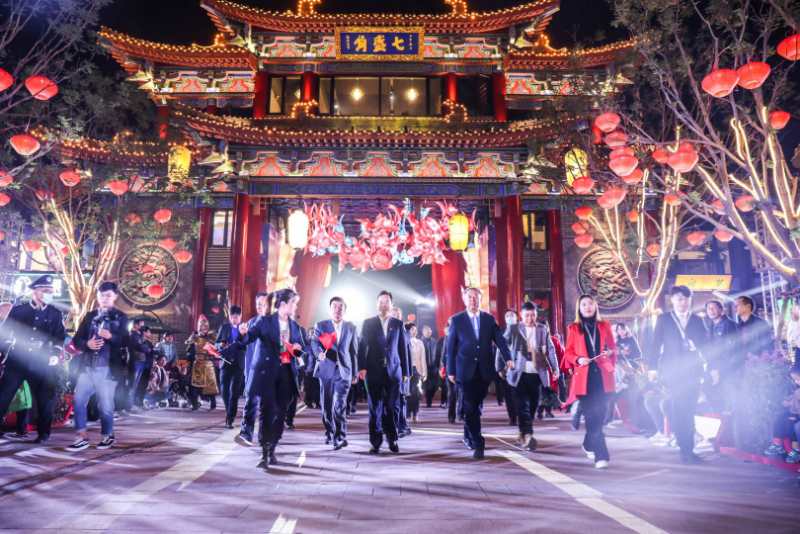 建业七盛角点亮开封古城之夜