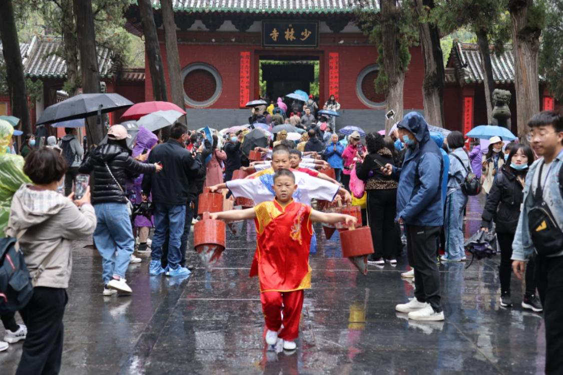 少林十八铜人引领万名游客功夫跑