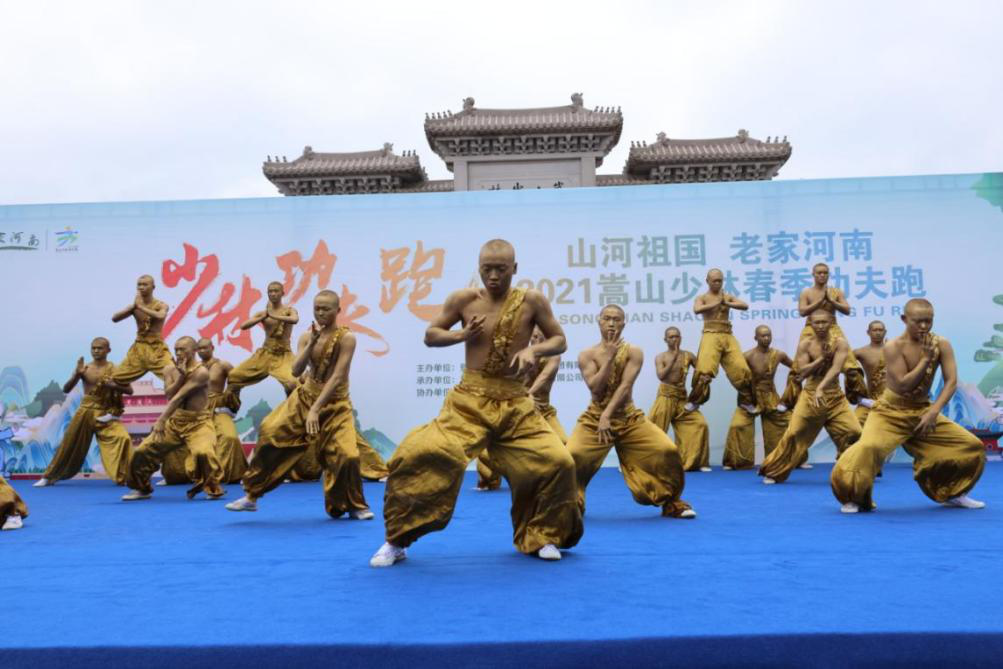 少林十八铜人引领万名游客功夫跑