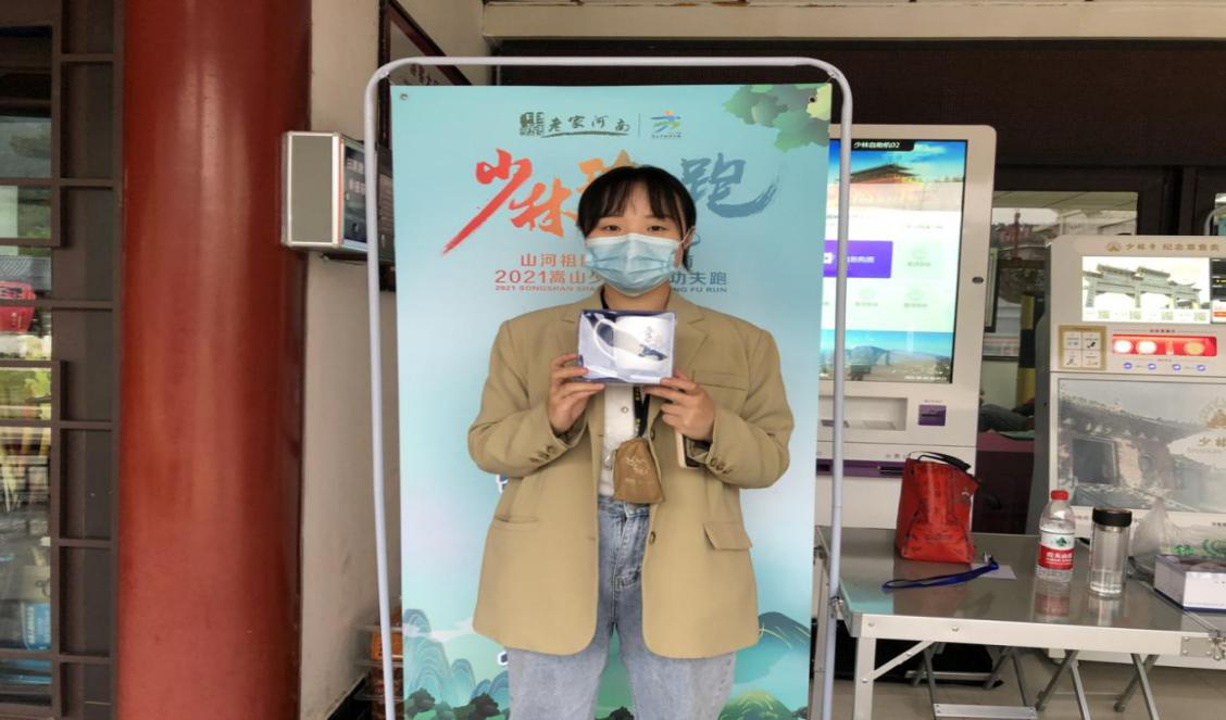 少林十八铜人引领万名游客功夫跑