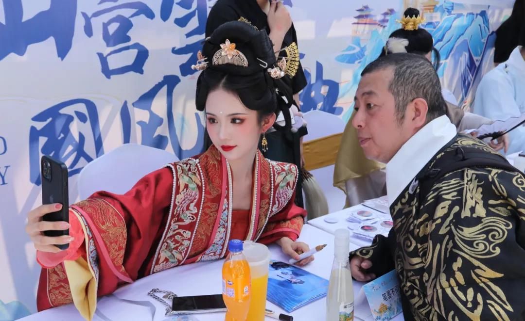 “仙宫云裳 国风盛典”老君山山水汉服节开幕式圆满举行! “仙宫云裳 国风盛典”老君山山水汉服节开幕式圆满举行!