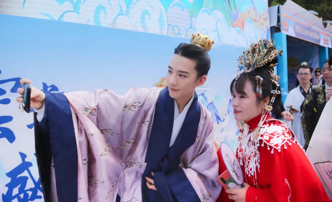 “仙宫云裳 国风盛典”老君山山水汉服节开幕式圆满举行! “仙宫云裳 国风盛典”老君山山水汉服节开幕式圆满举行!