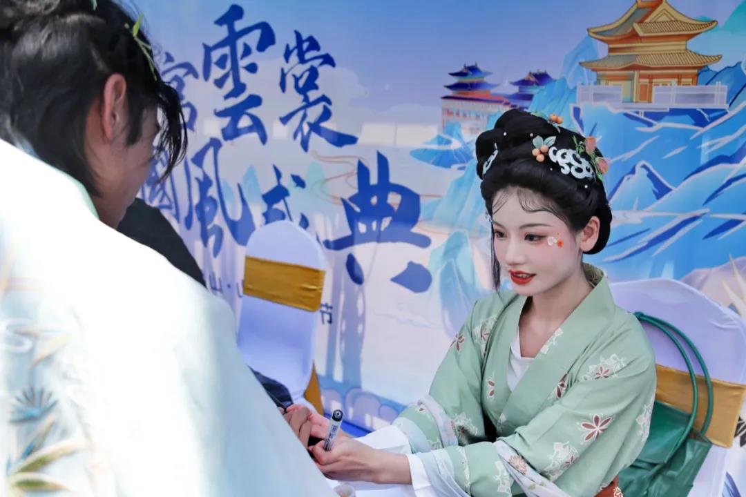 “仙宫云裳 国风盛典”老君山山水汉服节开幕式圆满举行! “仙宫云裳 国风盛典”老君山山水汉服节开幕式圆满举行!