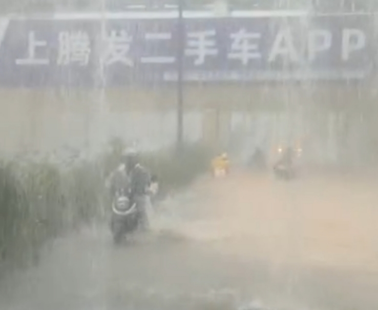 大雨中，他是家的逆行者