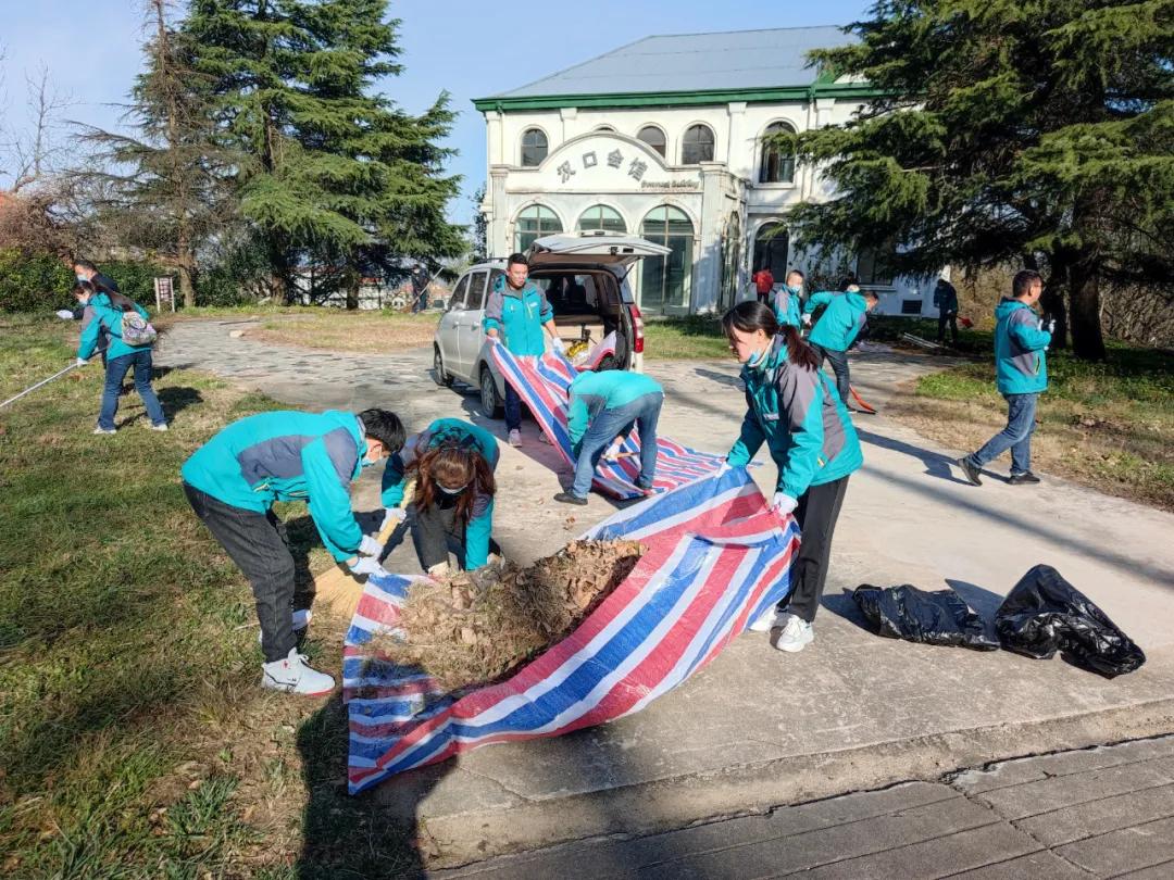 鸡公山景区开展老别墅周边环境集中整治活动