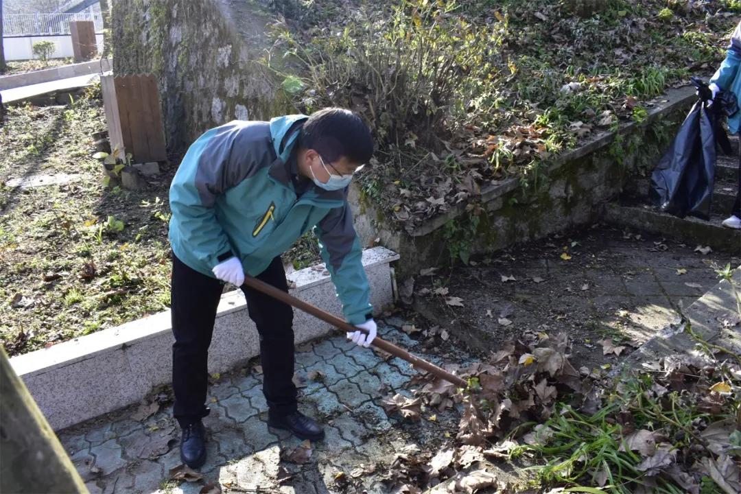 鸡公山景区开展老别墅周边环境集中整治活动