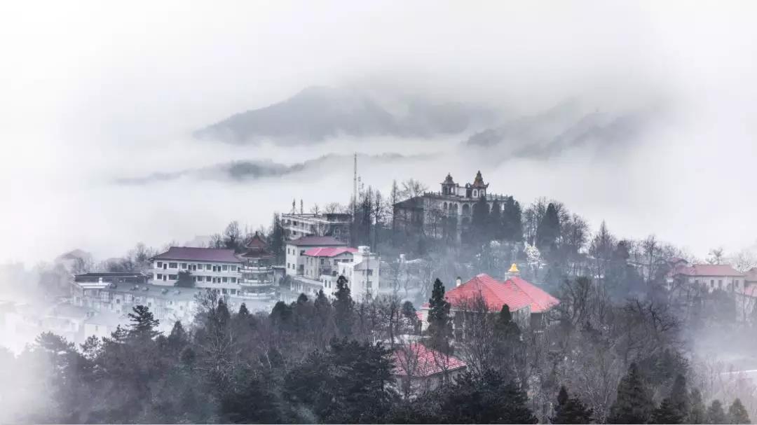 “鸡公山国家级登山健身步道荣膺2021中国体育旅游十佳精品线路”