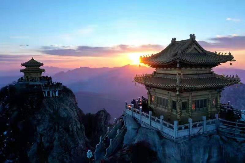 河南民众老君山巅迎接新年第一缕阳光