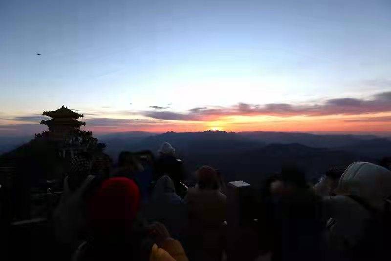河南民众老君山巅迎接新年第一缕阳光