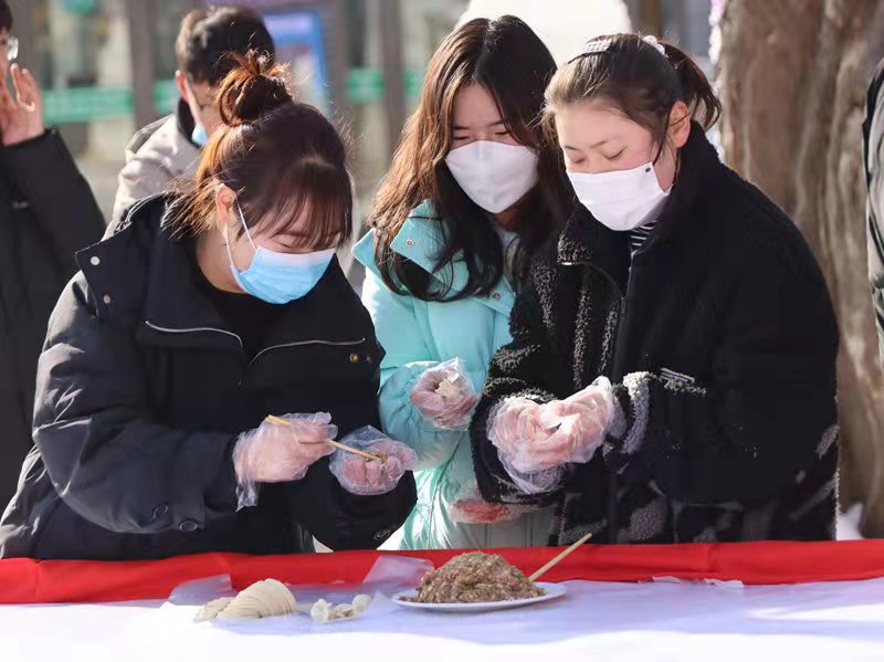 河南老君山赶制2022枚五色彩饺拼奥运五环过春节迎冬奥