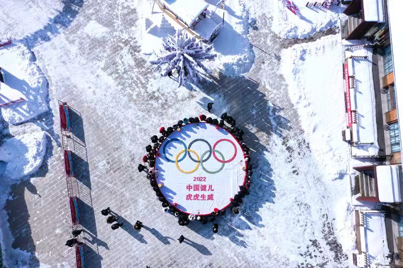 河南老君山赶制2022枚五色彩饺拼奥运五环过春节迎冬奥