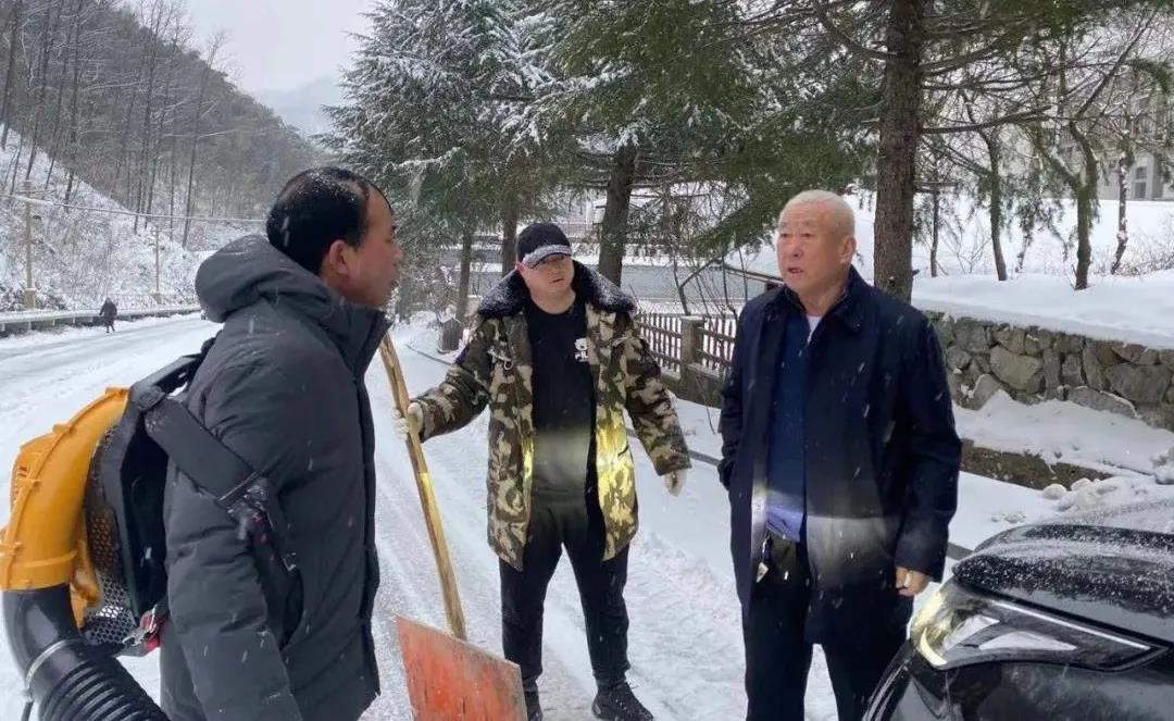 除雪保安全 老君山在行动!
