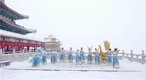 老君山巅迎雪起舞，“疑是仙女下凡来”！