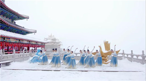 老君山巅迎雪起舞，“疑是仙女下凡来”！
