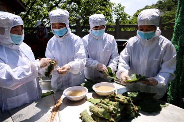 千枚斛粽拼马踏飞燕超级“绿码”亮相洛阳老君山 愿各行业一路畅通马到成功