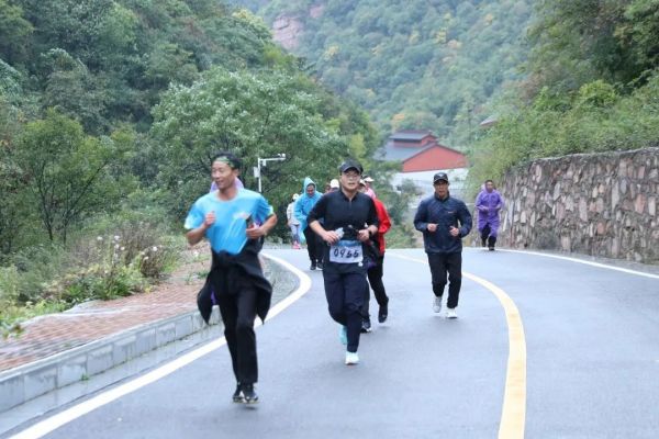 “彩陶坊杯”第三届仰韶仙门山元气登山赛圆满举行