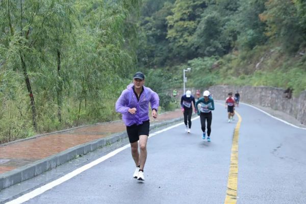 “彩陶坊杯”第三届仰韶仙门山元气登山赛圆满举行