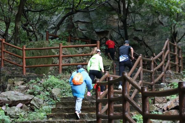 “彩陶坊杯”第三届仰韶仙门山元气登山赛圆满举行