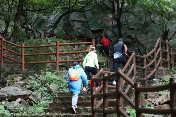 “彩陶坊杯”第三届仰韶仙门山元气登山赛圆满举行