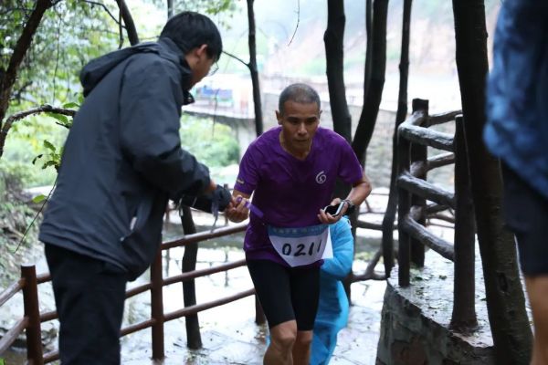 “彩陶坊杯”第三届仰韶仙门山元气登山赛圆满举行