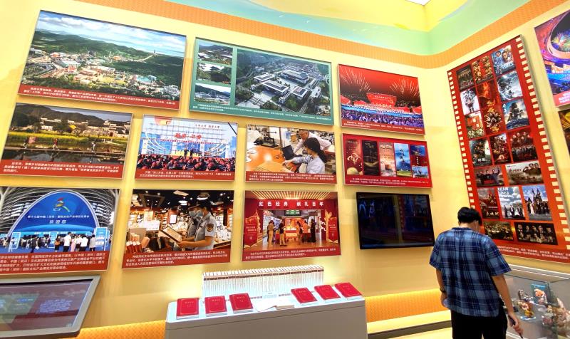 一张“奋进新时代”主题成就展照片背后的故事 一张“奋进新时代”主题成就展照片背后的故事