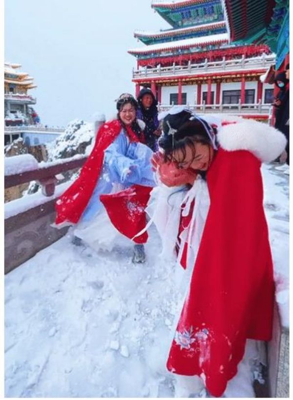 老君山下雪啦，找到那个陪你看雪的人了吗？