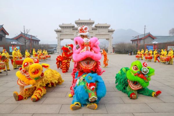 千架无人机功夫秀 峻极峰顶追光跨年 嵩山少林喊您来嗨！