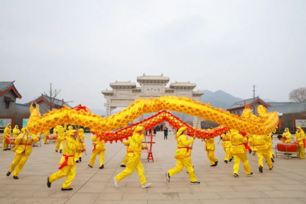 千架无人机功夫秀 峻极峰顶追光跨年 嵩山少林喊您来嗨！