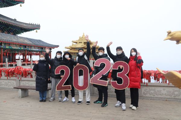 洛阳老君山：民众登高祈福迎新年 天降瑞雪兆丰年