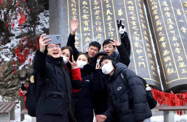 洛阳老君山:民众登高祈福迎新年 天降瑞雪兆丰年 洛阳老君山:民众登高祈福迎新年 天降瑞雪兆丰年