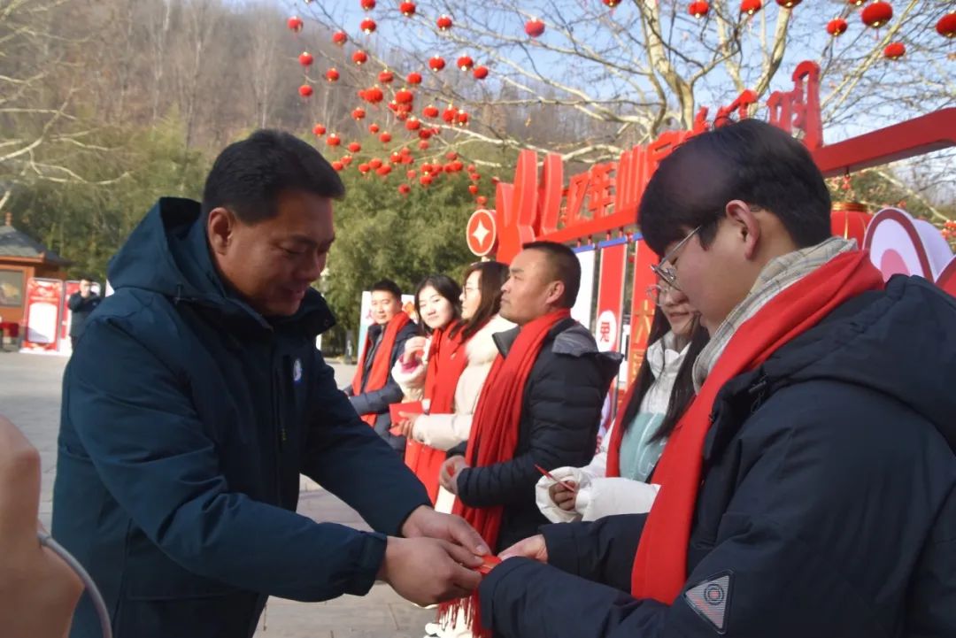 春满中原 老家过年 | 大年初一，栾川鸡冠洞迎来开门红