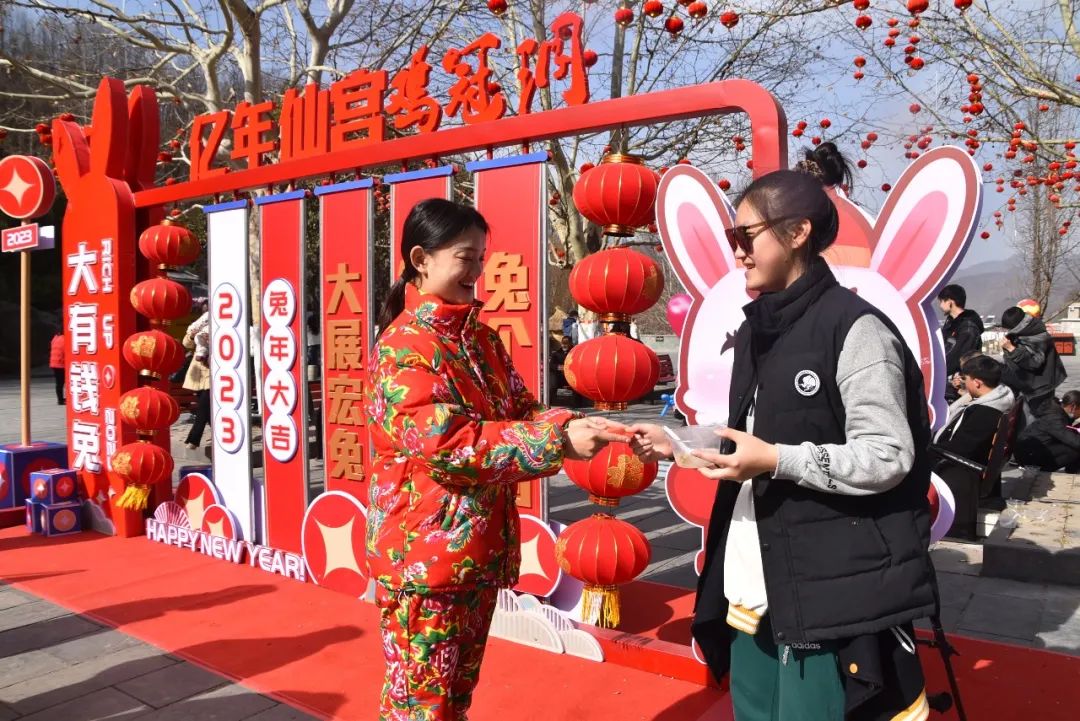 春满中原 老家过年 | 大年初一，栾川鸡冠洞迎来开门红