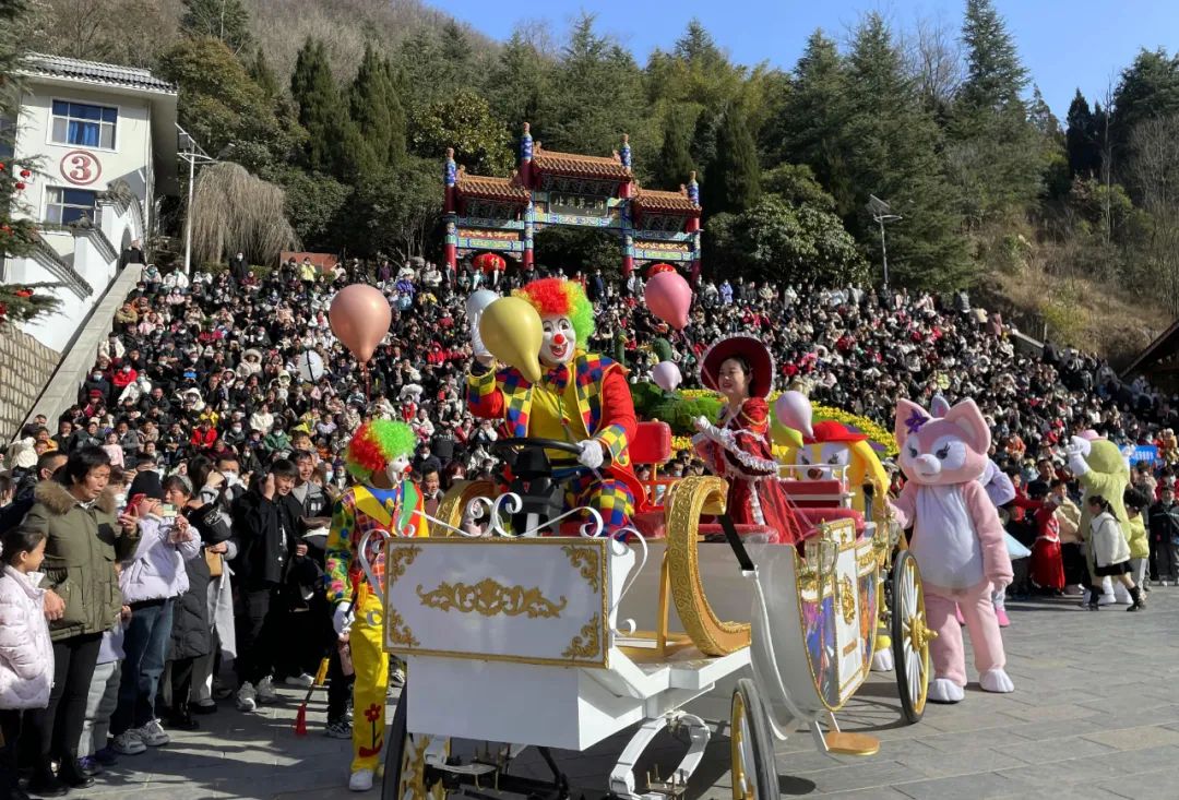 春满中原 老家过年 | 大年初一，栾川鸡冠洞迎来开门红