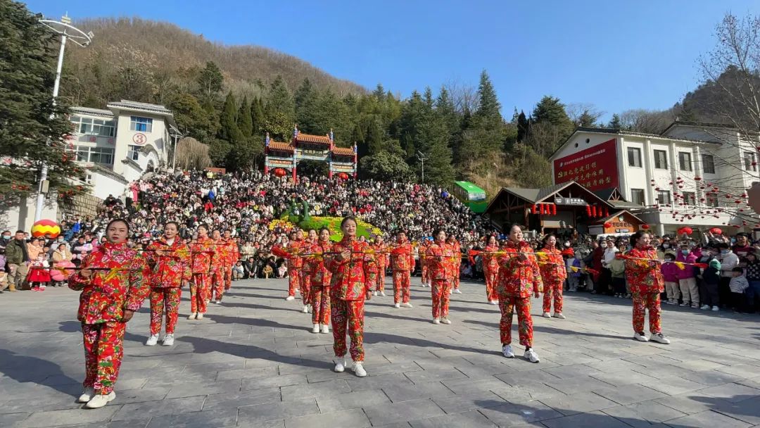 春满中原 老家过年 | 大年初一，栾川鸡冠洞迎来开门红