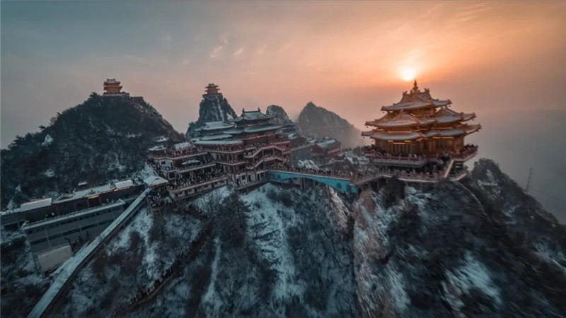 行走河南·读懂中国｜雪后老君山夜景美如画，震撼航拍视角来了！