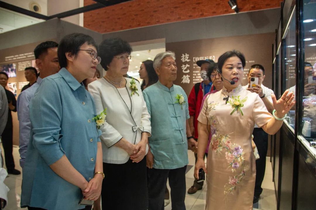 日月同辉--钧瓷烧制技艺代表性传承人杨志暨李胜强、杨晓平伉俪作品展在上海市群众艺术馆开 日月同辉--钧瓷烧制技艺代表性传承人杨志暨李胜强、杨晓平伉俪作品展在上海市群众艺术馆开
