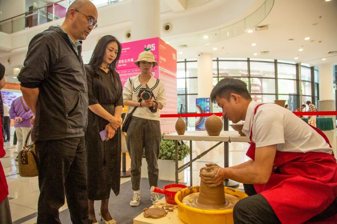 日月同辉--钧瓷烧制技艺代表性传承人杨志暨李胜强、杨晓平伉俪作品展在上海市群众艺术馆开