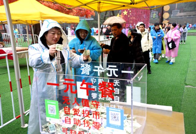 老君山一元午餐收官虽无人值守盘点却多出1012元  游客交上满分答卷