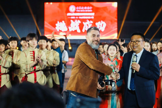 山西司徒小镇“世界最大规模打铁花实景剧表演” 成功挑战世界纪录