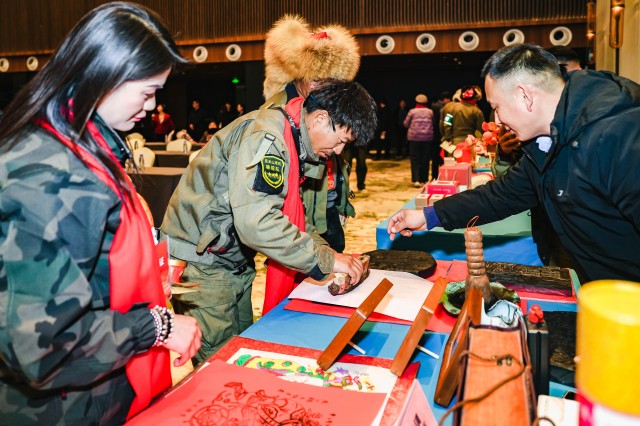 东天山骆驼队抵达黄河美岸·忆江南旅游度假区休整 豫疆文化交流盛典启幕 东天山骆驼队抵达黄河美岸·忆江南旅游度假区休整 豫疆文化交流盛典启幕