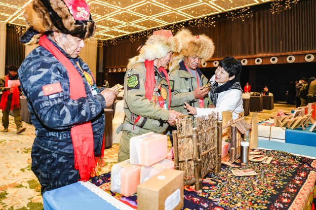 东天山骆驼队抵达黄河美岸·忆江南旅游度假区休整 豫疆文化交流盛典启幕 东天山骆驼队抵达黄河美岸·忆江南旅游度假区休整 豫疆文化交流盛典启幕