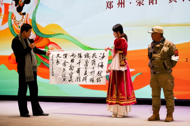 东天山骆驼队抵达黄河美岸·忆江南旅游度假区休整 豫疆文化交流盛典启幕 东天山骆驼队抵达黄河美岸·忆江南旅游度假区休整 豫疆文化交流盛典启幕