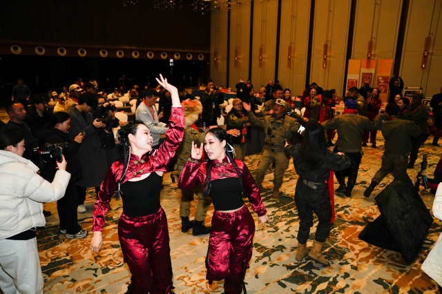 东天山骆驼队抵达黄河美岸·忆江南旅游度假区休整 豫疆文化交流盛典启幕 东天山骆驼队抵达黄河美岸·忆江南旅游度假区休整 豫疆文化交流盛典启幕